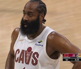 注册入口-着了你的道！八村塁防守时手臂高举 哈登瞅准时机挂到造三分犯规