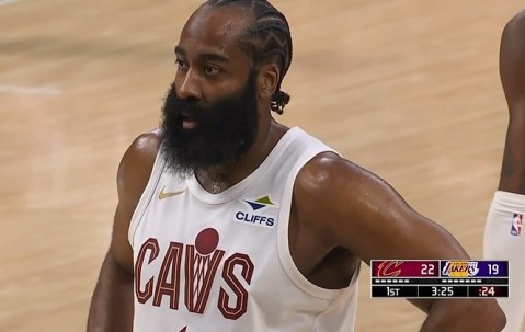 注册入口-着了你的道！八村塁防守时手臂高举 哈登瞅准时机挂到造三分犯规