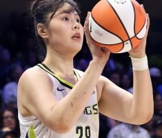 李月汝本赛季先后效力于风暴和飞翼 共出战31场&amp;场均6分4.5板