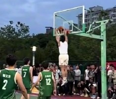 野球场上滑翔暴扣！矣进宏晒视频：这氛围太棒 珍惜当下