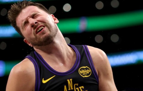 美式橄榄球-湖人输得不冤！三次漏判魔术两次吃亏：漏吹东契奇走步+打手犯规