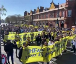 忍无可忍！大批热刺球迷上街抗议：列维，滚出我们的俱乐部